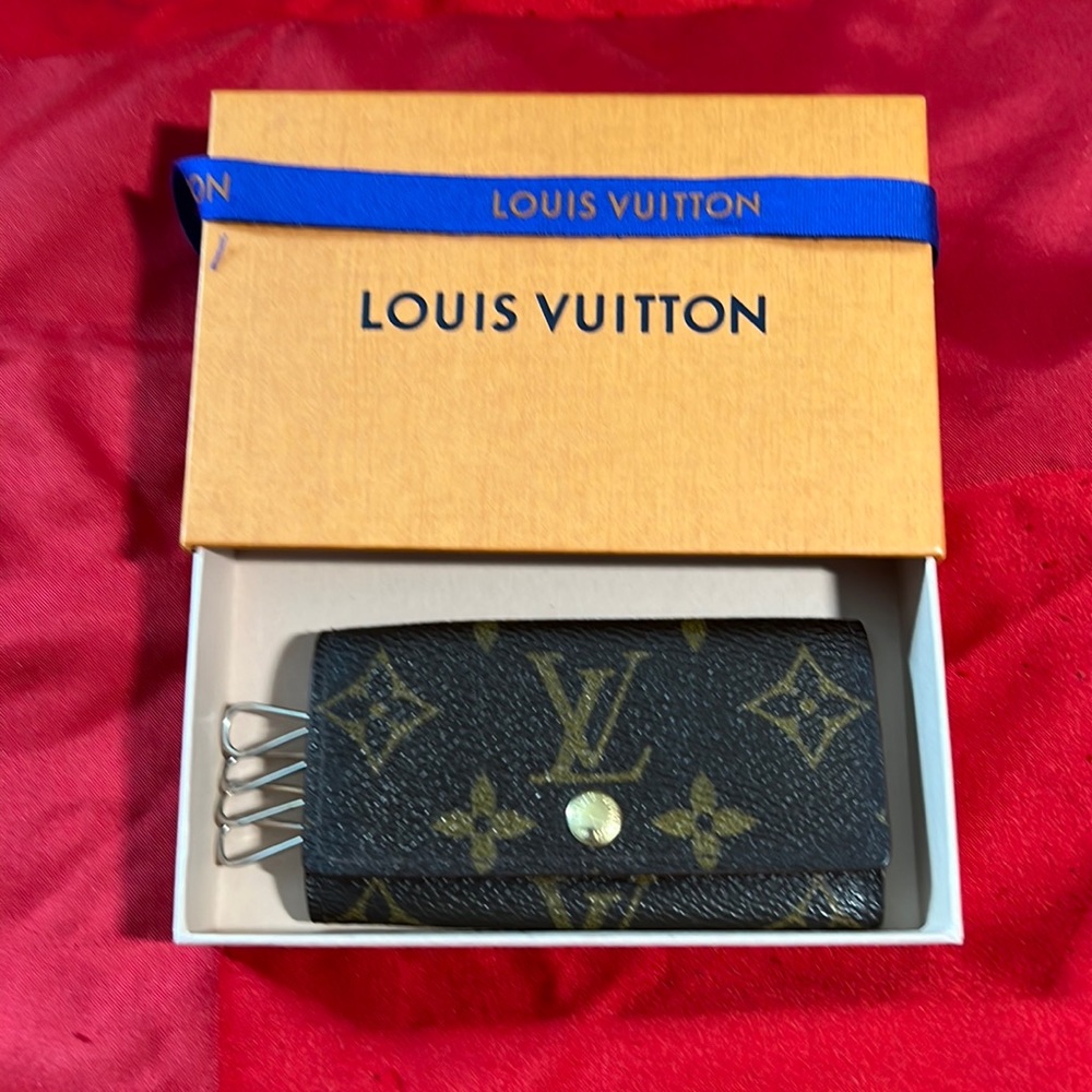 Authentic Louis Vuitton Authentic Monogram Lv 4 K… - image 1